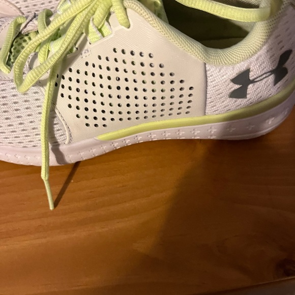 Woman’s size 7 under armour shoes - Picture 8 of 10